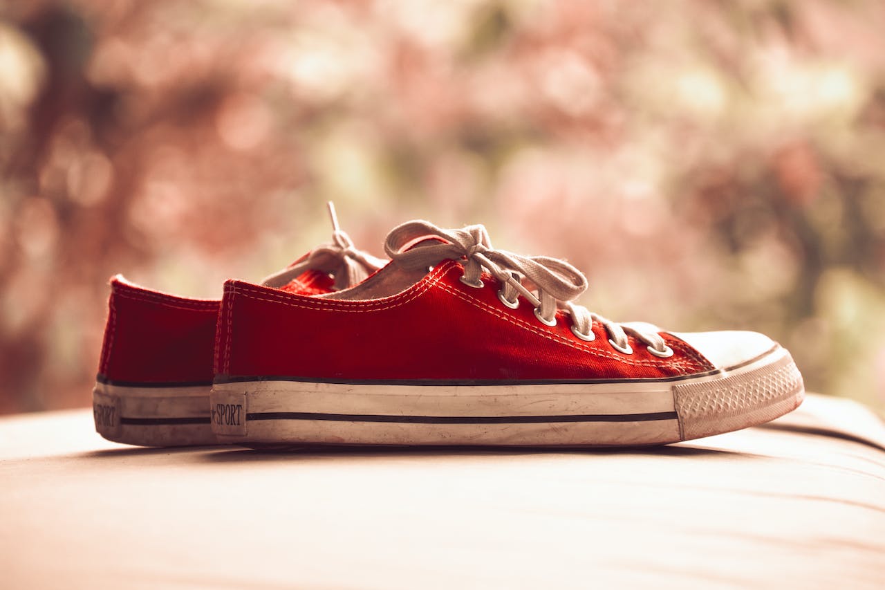 tênis vermelho marsala